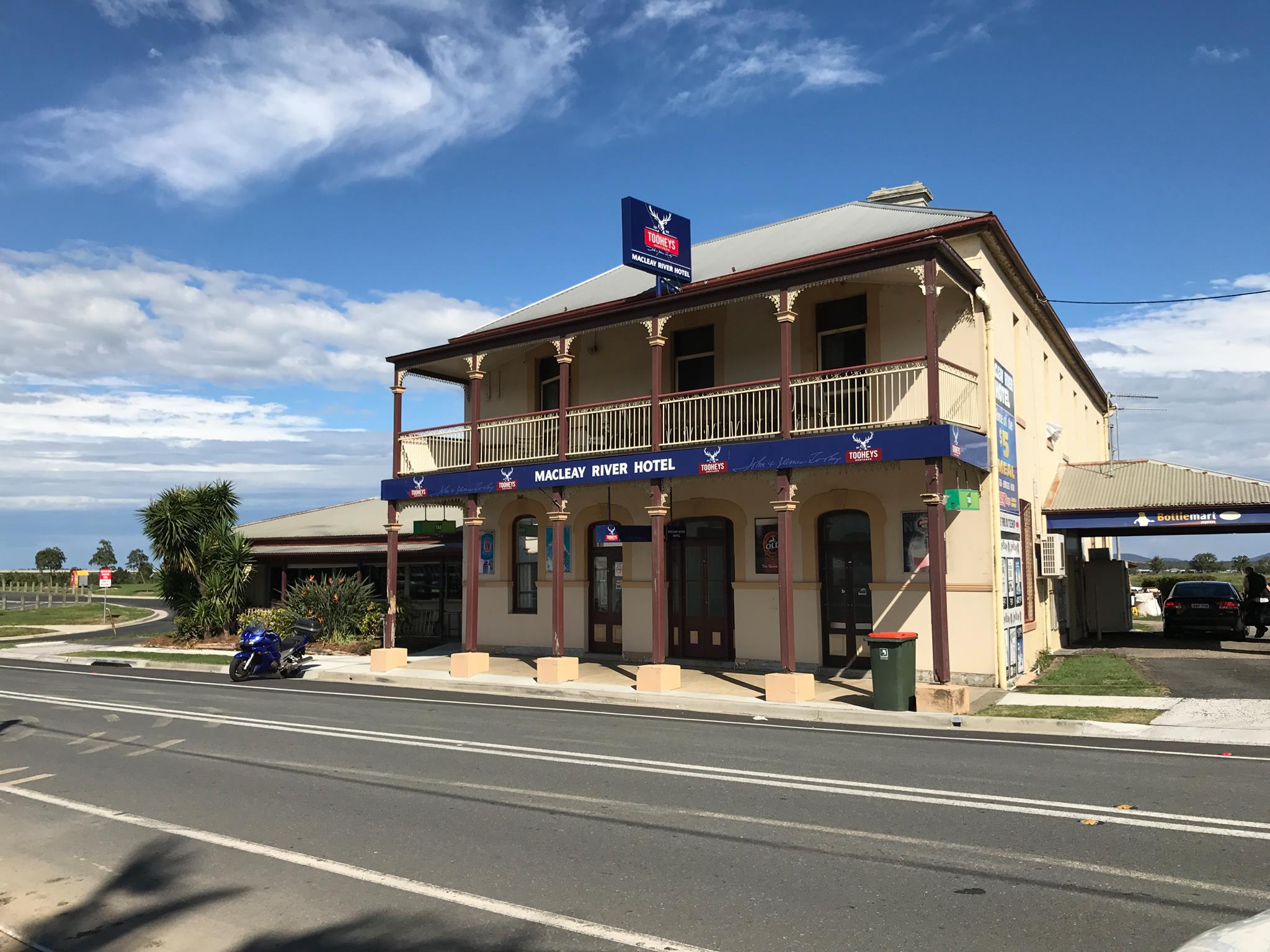 Macleay River Hotel building with camping facilities for travelers
